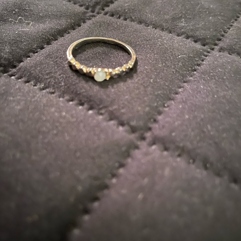 🎉HOST🎊PICK🎁 Cute 🥰 Fashion ring 💍 approximately size 6
